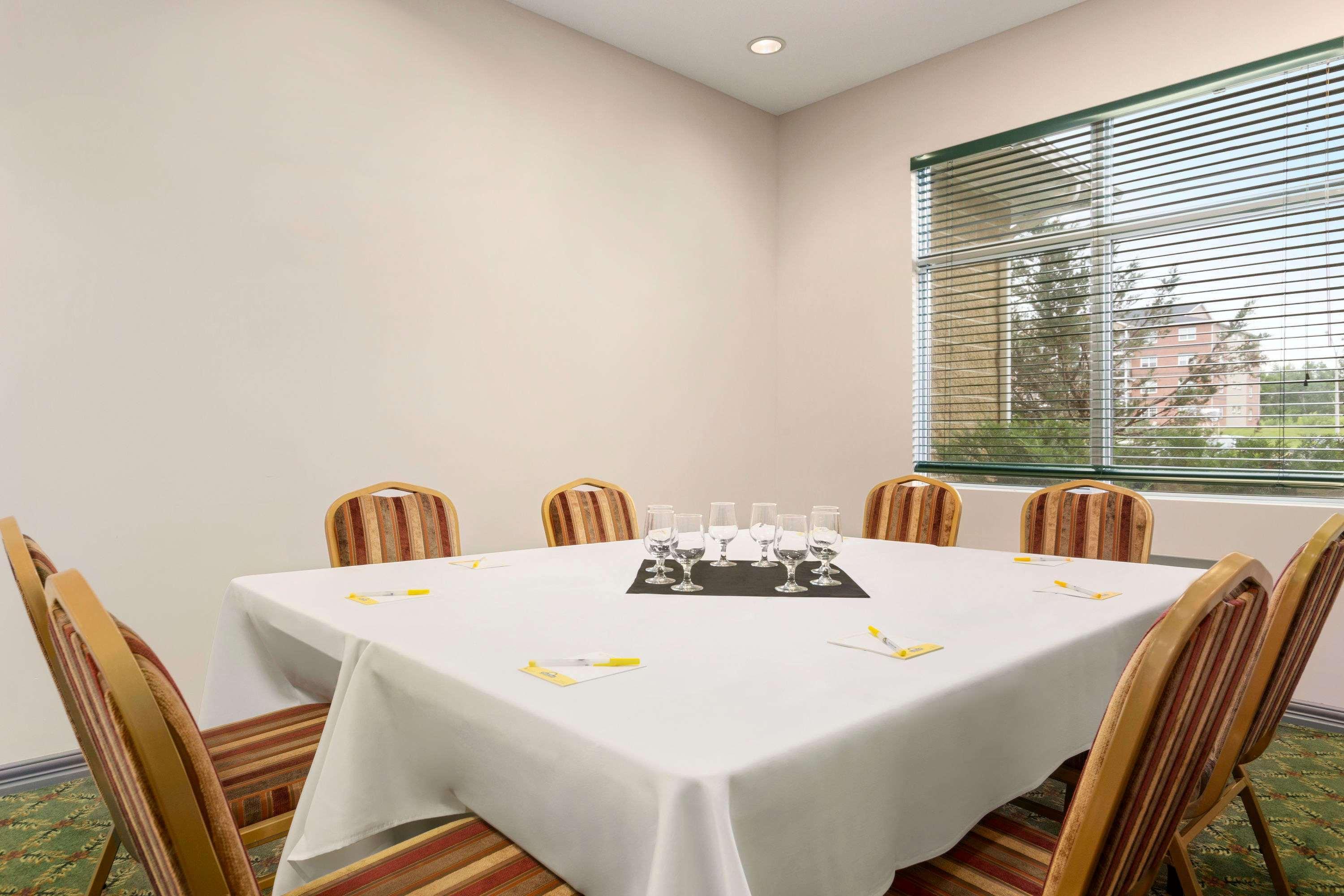 Days Inn By Wyndham Oromocto Conference Centre Zewnętrze zdjęcie